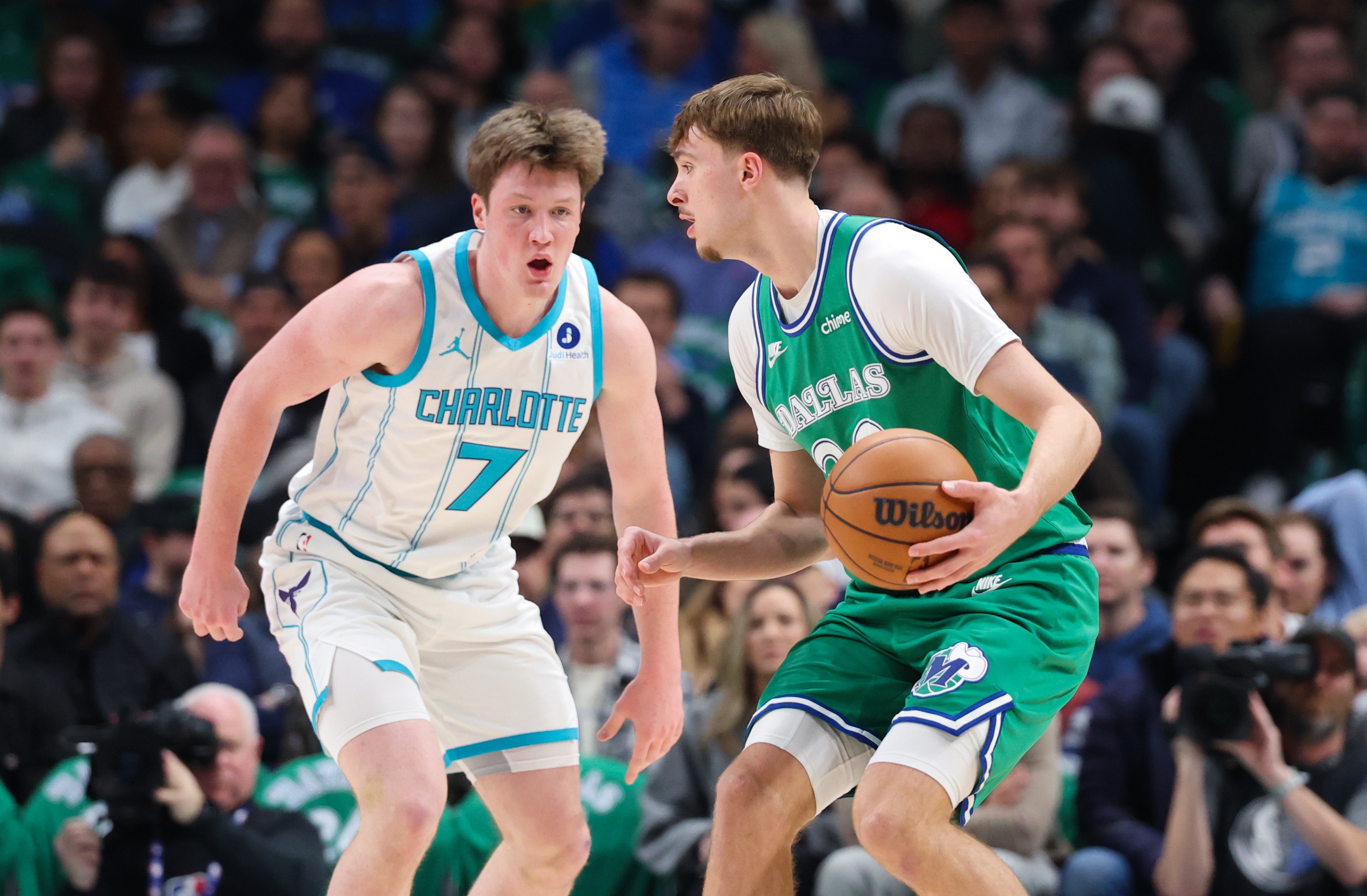 爱游戏平台体验-经典舍友之战令最佳新秀之争悬念丛生 从搭档变对手斩不断兄弟情